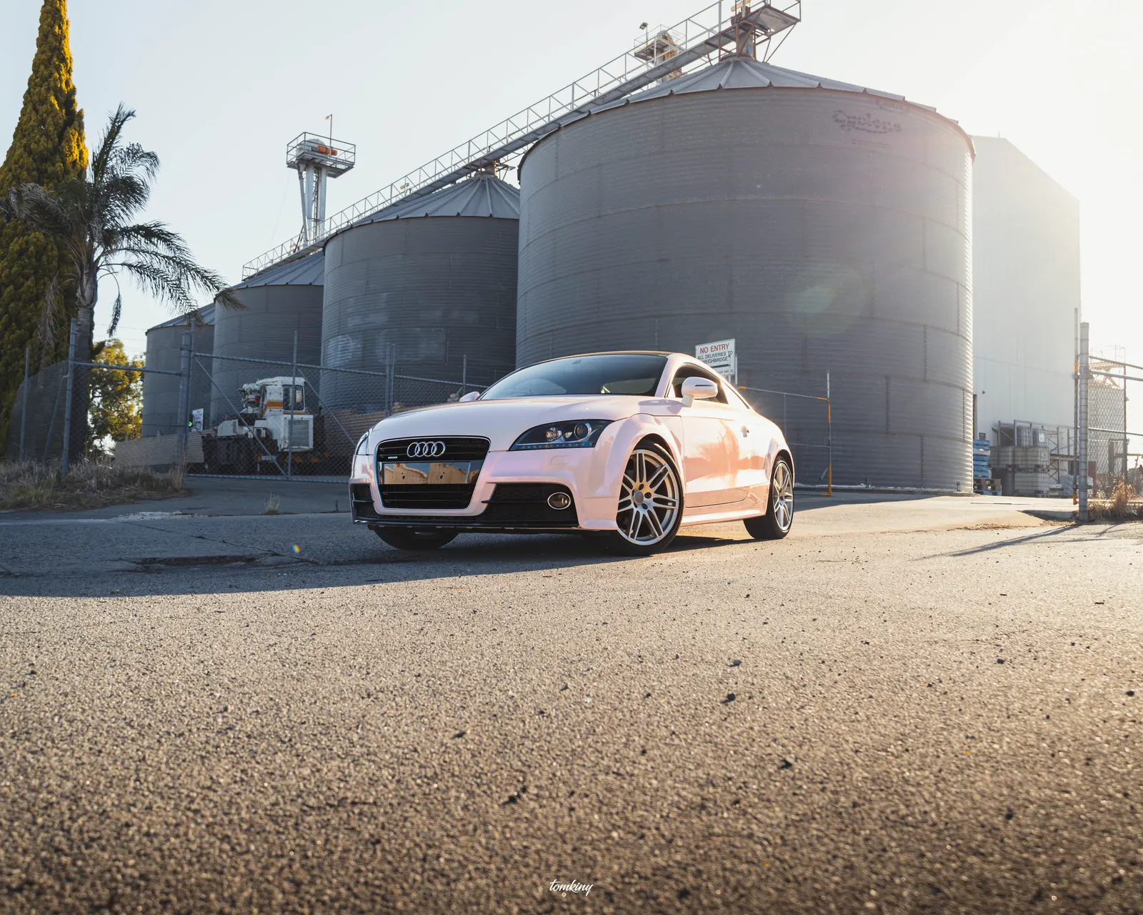 Audi TT pink, front three-quarter